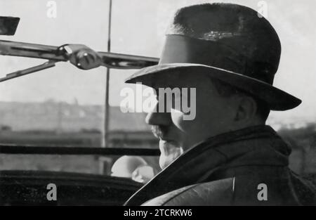 Adolf Hitler est montré dans un voyage à travers l'Allemagne. Capturée au cours d’un de ses nombreux voyages, l’image reflète un effort stratégique pour renforcer son image publique et établir un lien avec le peuple allemand. Ces voyages étaient au cœur de la propagande nazie, servant à mettre en valeur l'influence d'Hitler à travers le pays et à promouvoir l'idée d'unité nationale sous sa direction. Banque D'Images