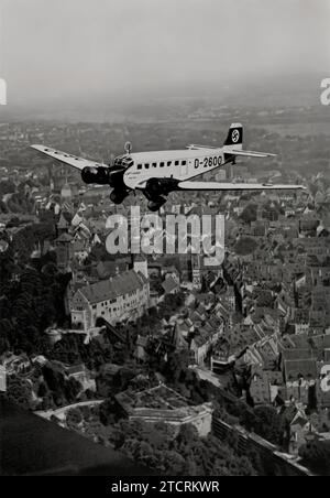 Adolf Hitler est capturé en arrivant à Nuremberg sur le D-2600 pour le Reichsparteitag (rassemblement du parti nazi) de 1934. Cette photographie documente un moment significatif, soulignant l’utilisation de l’avion D-2600 comme symbole de progrès technologique et de puissance. Le Reichsparteitag était un événement clé pour le parti nazi, servant de plate-forme pour afficher leur idéologie et leur unité. L'arrivée d'Hitler par avion souligne l'accent mis par le régime sur la grandeur et le spectacle, et le rassemblement de 1934 en particulier a été crucial pour renforcer la propagande nazie et consolider l'image d'Hitler en tant que Führer. Banque D'Images