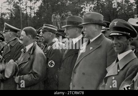 Lors de l'inauguration en 1935 de la section Reichsautobahn entre Francfort et Darmstadt, des personnalités clés se rassemblent, illustrant l'accent mis par les dirigeants nazis sur les infrastructures. De gauche à droite, le ministre de la Guerre du Reich von Blomberg, Adolf Hitler, l'inspecteur général Dr. Todt, le président de la Reichsbank Dr. Schacht, le directeur de la Reichsbahn Dr. Dorpmüller, et le ministre du Reich Dr. Goebbels sont présents. Cette assemblée de hauts fonctionnaires souligne l'investissement du régime dans le projet d'autobahn, symbole de progrès technologique et de progrès national. Banque D'Images