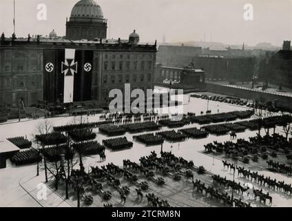Lors de l'annonce de la Wehrfreiheit (conscription) en 1935, cette image capture un moment charnière de l'histoire militaire de l'Allemagne nazie. L'introduction de la conscription marque une étape importante dans les efforts de réarmement du régime, contrevenant directement au traité de Versailles et signalant une position militaire plus agressive. Cet événement a clairement démontré l'intention de l'Allemagne d'étendre ses capacités militaires et d'affirmer sa puissance sur la scène internationale. Banque D'Images
