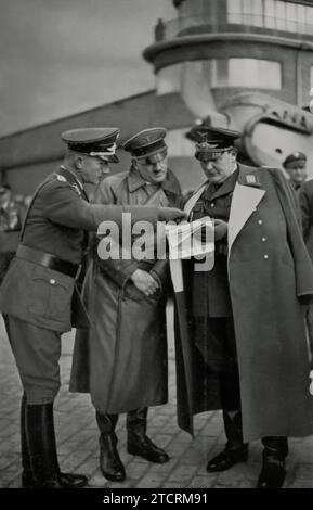 Adolf Hitler, accompagné de Hermann Göring et potentiellement Franz Halder, inspecte le Richthofen Geschwader (escadron Richthofen), marquant un moment important dans l'histoire de la Luftwaffe. Nommé d'après l'as volant de la première Guerre mondiale Manfred von Richthofen, le baron rouge, cet escadron symbolisait les prouesses de l'armée de l'air allemande. Le rôle de Göring en tant qu'ancien as et commandant de la Luftwaffe, ainsi que la présence potentielle de Halder, mettent en évidence le lien entre les ambitions militaires de l'Allemagne nazie et son héritage de combat aérien de la première Guerre mondiale. Banque D'Images