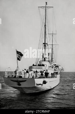 L'Aviso grille, un nouveau navire de la Kriegsmarine, est représenté sur cette image, connu pour avoir été utilisé par Adolf Hitler lors de ses visites de flotte. Ce navire, servant de yacht d'État et de navire de commandement naval, symbolise le mélange de fonctions cérémonielles et militaires au sein du régime nazi. Son utilisation par Hitler pour les inspections de la flotte souligne l'importance de la puissance navale et l'accent mis sur la mise en valeur de la force et de la modernisation de la marine allemande. Banque D'Images