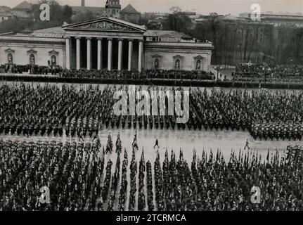 Le 9 novembre 1935, à Munich, les déchus du mouvement du 9 novembre 1923, le soulèvement ont été transférés aux deux Ehrentempel (temples d'honneur) à Königsplatz. Cet événement solennel commémore les participants au putsch raté de la brasserie, un moment charnière dans l'histoire du parti nazi. La cérémonie, marquant le transfert de ces martyrs tel que perçu par le régime, a été un acte significatif de révérence et de propagande, symbolisant la vénération continue de l'événement et son rôle dans le récit nazi de lutte et de triomphe éventuel. Banque D'Images