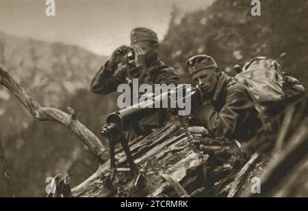 Un nid LMG (Light machine Gun) typiquement allemand est stratégiquement positionné au sommet d'une pente raide. Dans cette configuration, un soldat joue le rôle de l'observateur, gardant un œil attentif sur les cibles et les menaces potentielles, tandis que l'autre utilise la mitrailleuse. Cet arrangement met en valeur le travail d'équipe essentiel dans de telles opérations, combinant les compétences d'observation avec la puissance de feu. Banque D'Images