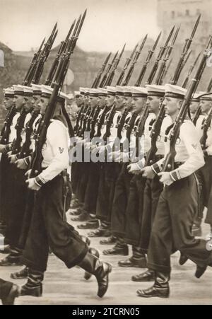 Dans l'image intitulée « nos garçons bleus », des soldats allemands et des membres de la Kriegsmarine sont capturés lors d'une marche de formation. Le terme « garçons bleus » est un clin d'œil à leurs uniformes navals distinctifs, les distinguant de la tenue vestimentaire de l'armée. Cette marche illustre la discipline et l'unité emblématiques de la Kriegsmarine, la force navale allemande pendant la Seconde Guerre mondiale De tels affichages sont essentiels pour maintenir un moral élevé et favoriser un sentiment de camaraderie parmi les marines. Banque D'Images