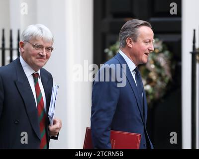 Londres, Royaume-Uni. 12 décembre 2023. Lord David Cameron, secrétaire d'État aux Affaires étrangères, au Commonwealth et au développement, et Andrew Mitchell, ministre d'État (développement et Afrique) arrivent au n° 10 pour la réunion du Cabinet. Banque D'Images