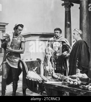 Stewart Granger, Vivien Leigh, Basil Sydney et Claude Rains se retrouvent dans le film César et Cléopâtre (1945). Dans le contexte de l'Égypte ancienne, le film plonge dans la relation intrigante entre Jules César, joué par Claude Rains, et l'enchanteresse Cléopâtre, incarnée par Vivien Leigh. Stewart Granger prend le rôle d'Apollodorus, tandis que Basil Sydney joue Ptolémée. Le film mélange magistralement événements historiques et dramatiques, mettant en évidence la dynamique politique et personnelle de ses personnages centraux. Banque D'Images