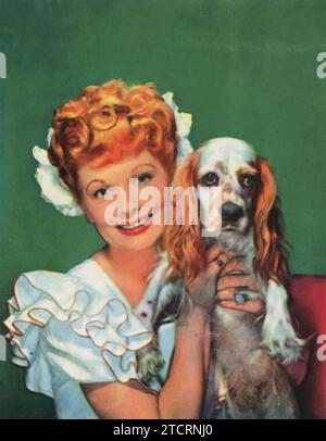 Portrait de Lucille ball (naissance : 6 août 1911 - passage : 26 avril 1989). L'actrice américaine emblématique, surtout connue pour ses rôles comiques et son émission télévisée influente 'I Love Lucy', est capturée ici tenant un chien. Banque D'Images