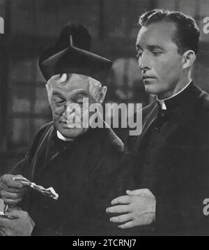 Bing Crosby et Barry Fitzgerald jouent dans « Going My Way » (1944). Le film raconte l'histoire du père Chuck O'Malley, joué par Crosby, qui est affecté à une paroisse de New York en difficulté. Il tente de gagner le vieux curé croustillant, le père Fitzgibbon, interprété par Fitzgerald. Alors qu’ils naviguent dans leurs différences, les deux forment un lien improbable tout en ravivant la paroisse et en impactant la communauté. Banque D'Images