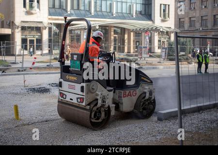 Belgrade, Serbie, le 9 décembre 2023 : rouleau à double tambour qui pose un nouvel asphalte le long de la rue en cours de reconstruction Banque D'Images