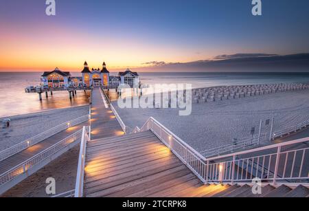 Célèbre Sellin Seebruecke (Sellin Pier) dans la belle lumière dorée du matin au lever du soleil en été, Ostseebad Sellin station touristique, région de la mer Baltique Banque D'Images