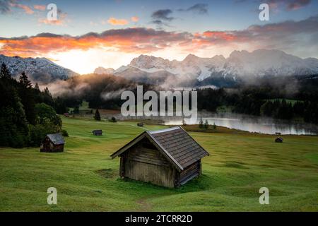 Une vue panoramique des cabanes en rondins contre un lac Geroldsee et les montagnes Karwendel, Bavière. Photo de haute qualité Banque D'Images