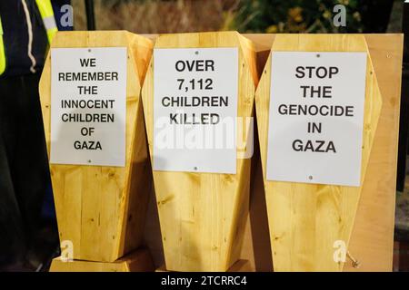 Palestine manifestation de l'extérieur Nuneaton Town Hall. Les gens se sont rassemblés dans le centre-ville de Nuneaton pour soutenir le peuple palestinien. Six petits cercueils en bois étaient exposés pour représenter les nombreux enfants tués dans le conflit avec Israël. La réunion était paisible. Banque D'Images