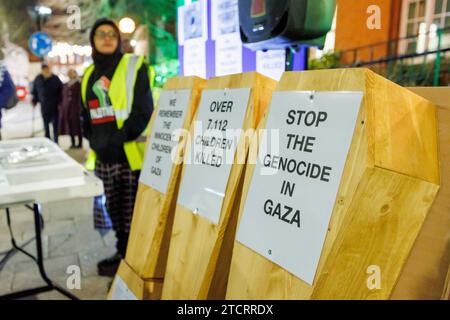 Palestine manifestation de l'extérieur Nuneaton Town Hall. Les gens se sont rassemblés dans le centre-ville de Nuneaton pour soutenir le peuple palestinien. Six petits cercueils en bois étaient exposés pour représenter les nombreux enfants tués dans le conflit avec Israël. La réunion était paisible. Banque D'Images