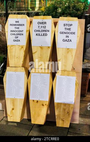 Palestine manifestation de l'extérieur Nuneaton Town Hall. Les gens se sont rassemblés dans le centre-ville de Nuneaton pour soutenir le peuple palestinien. Six petits cercueils en bois étaient exposés pour représenter les nombreux enfants tués dans le conflit avec Israël. La réunion était paisible. Banque D'Images