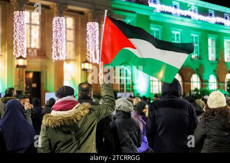 Palestine manifestation de l'extérieur Nuneaton Town Hall. Les gens se sont rassemblés dans le centre-ville de Nuneaton pour soutenir le peuple palestinien. Six petits cercueils en bois étaient exposés pour représenter les nombreux enfants tués dans le conflit avec Israël. La réunion était paisible. Banque D'Images