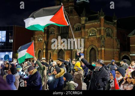 Palestine manifestation de l'extérieur Nuneaton Town Hall. Les gens se sont rassemblés dans le centre-ville de Nuneaton pour soutenir le peuple palestinien. Six petits cercueils en bois étaient exposés pour représenter les nombreux enfants tués dans le conflit avec Israël. La réunion était paisible. Banque D'Images