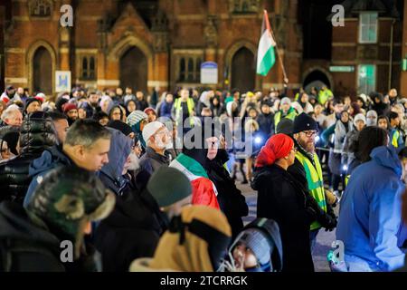 Palestine manifestation de l'extérieur Nuneaton Town Hall. Les gens se sont rassemblés dans le centre-ville de Nuneaton pour soutenir le peuple palestinien. Six petits cercueils en bois étaient exposés pour représenter les nombreux enfants tués dans le conflit avec Israël. La réunion était paisible. Banque D'Images