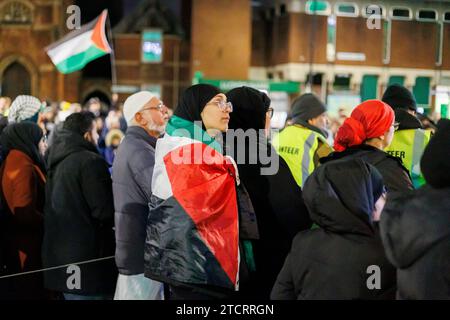 Palestine manifestation de l'extérieur Nuneaton Town Hall. Les gens se sont rassemblés dans le centre-ville de Nuneaton pour soutenir le peuple palestinien. Six petits cercueils en bois étaient exposés pour représenter les nombreux enfants tués dans le conflit avec Israël. La réunion était paisible. Banque D'Images