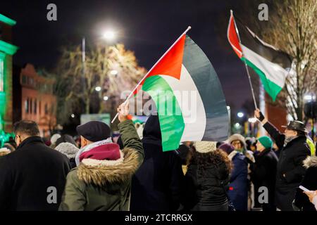 Palestine manifestation de l'extérieur Nuneaton Town Hall. Les gens se sont rassemblés dans le centre-ville de Nuneaton pour soutenir le peuple palestinien. Six petits cercueils en bois étaient exposés pour représenter les nombreux enfants tués dans le conflit avec Israël. La réunion était paisible. Banque D'Images