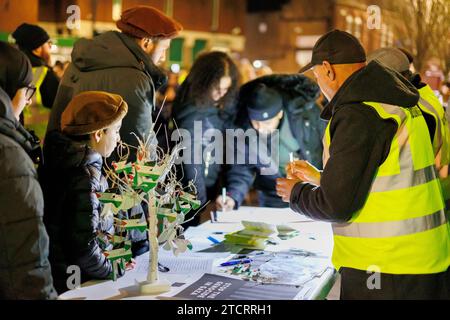 Palestine manifestation de l'extérieur Nuneaton Town Hall. Les gens se sont rassemblés dans le centre-ville de Nuneaton pour soutenir le peuple palestinien. Six petits cercueils en bois étaient exposés pour représenter les nombreux enfants tués dans le conflit avec Israël. La réunion était paisible. Banque D'Images