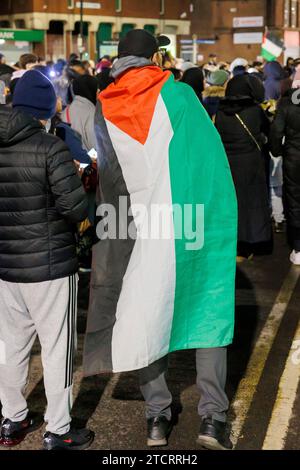 Palestine manifestation de l'extérieur Nuneaton Town Hall. Les gens se sont rassemblés dans le centre-ville de Nuneaton pour soutenir le peuple palestinien. Six petits cercueils en bois étaient exposés pour représenter les nombreux enfants tués dans le conflit avec Israël. La réunion était paisible. Banque D'Images