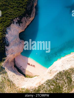 Plage de Navagio, célèbre paysage aérien de l'île de Zakynthos avec la plage de naufrage, Grèce. Photo drone aérienne de haute qualité Banque D'Images