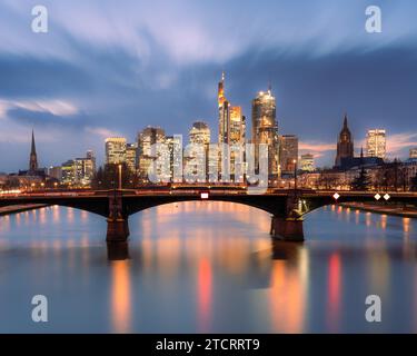 Vue sur Francfort-sur-le-main au coucher du soleil, Allemagne Banque D'Images
