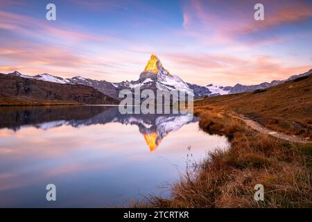 Lever de soleil sur le lac Stellisee. Réflexion du pic Matterhorn dans la surface de l'eau. Belle scène en plein air dans les Alpes suisses, Zermatt emplacement, Valais peut Banque D'Images