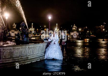 NOUVELLEMENT MARIÉS TOURISTES COUPLE ÉTRANGER FRAPPANT LA POSE À LA PLACE DE LA CONCORDE PARIS - PHOTOGRAPHIE DE MARIAGE DE NUIT - MARIAGE DE PARIS TOURISME - PHOTOGRAPHIE DE COUPLE MARIÉ SHOOTING - PHOTOGRAPHIE DE RUE PARIS © PHOTOGRAPHIE : F.BEAUMONT Banque D'Images