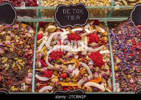 Mélange de thé Detox fruits secs et fleurs au Spice Market Banque D'Images