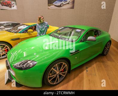 Bonhams Cars, Londres 14 décembre 2023 V 8 Vantage Aston Martin connu sous le nom de Kermit, en raison de sa couleur vert vif est £35,000-50,000 Vente Bonhams Bond Street Vendredi 15 décembre.Paul Quezada-Neiman/Alamy Live News crédit : Paul Quezada-Neiman/Alamy Live News Banque D'Images