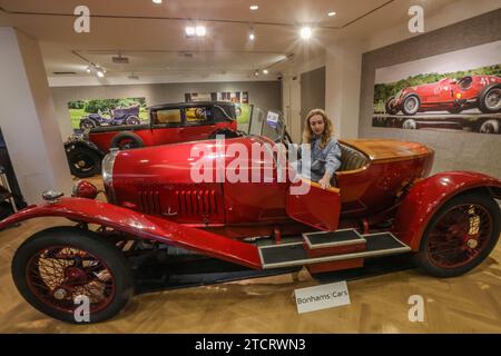 Bonhams Cars, Londres 14 décembre 2023 1923 Bentley 3 litres Boat-tail Tourer, estimation : £120,000-180,000. En 1963, la Bentley a été acquise par feu Richard Evans pour sa collection Manx Motor Museum. Aujourd'hui vieille de plus d'un siècle, cette charmante Bentley 3 litres est vendue sur ordre des exécuteurs testamentaires de feu Richard Evans, et certains d'attirer l'attention favorable à tout événement BRDC ou VSCC. Vente Bonhams Bond Street Vendredi 15 décembre.Paul Quezada-Neiman/Alamy Live News crédit : Paul Quezada-Neiman/Alamy Live News Banque D'Images