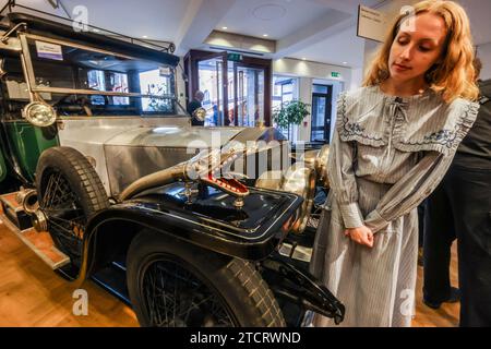 Bonhams Cars, Londres 14 décembre 2023, 1913 Rolls Royce Silver Ghost top Hat brougham de ville, avec serpent by the Side est £ 150,000-200,000 sale Bonhams Bond Street vendredi 15 décembre.Paul Quezada-Neiman/Alamy Live News crédit : Paul Quezada-Neiman/Alamy Live News Banque D'Images