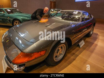 Bonhams Cars, Londres 14 décembre 2023 1971 Ferrari 365 GTB/4 Daytona, estimation : £450,000-550,000. Précédemment détenue par Lord Hesketh et Eric Clapton, c'est l'une des 36 voitures Plexiglas à conduite à droite construites par Ferrari et importées au Royaume-Uni. Vente Bonhams Bond Street Vendredi 15 décembre crédit : Paul Quezada-Neiman/Alamy Live News Banque D'Images