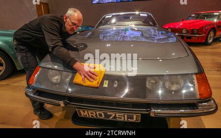 Bonhams Cars, Londres 14 décembre 2023 1971 Ferrari 365 GTB/4 Daytona, estimation : £450,000-550,000. Précédemment détenue par Lord Hesketh et Eric Clapton, c'est l'une des 36 voitures Plexiglas à conduite à droite construites par Ferrari et importées au Royaume-Uni. Vente Bonhams Bond Street Vendredi 15 décembre crédit : Paul Quezada-Neiman/Alamy Live News Banque D'Images