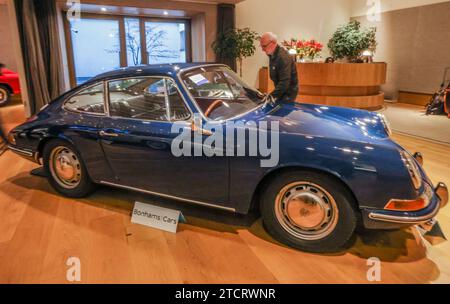 Bonhams Cars, Londres 14 Déc 2023 1965 Porsche 911 coupé - PREMIER exemple de conduite à droite à construire est £300,000- 500 000 Vente Bonhams Bond Street Vendredi 15 décembre.Paul Quezada-Neiman/Alamy Live News crédit : Paul Quezada-Neiman/Alamy Live News Banque D'Images