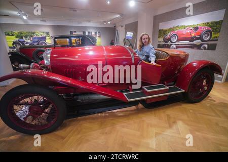 Londres Royaume-Uni. 14 décembre 2023. A1923 Bentley 3 litres Boat-Tail Roadster . Estimation : 120 000 £ - 180 000 £. Une gamme de voitures de collection couvrant toutes les époques, des voitures automobiles victoriennes aux supercars du 21e siècle, au cours des 10 dernières années à Bonhams. Le Bonhams important Collectors' Motor Cars sale a lieu le 15 décembre. Crédit : amer ghazzal/Alamy Live News . Banque D'Images