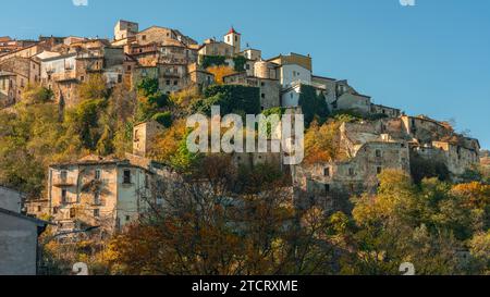 Le centre historique avec les maisons penchées l'une contre l'autre dans un petit village historique. Prezza, province de l'Aquila, Abruzzes, Italie, Europe Banque D'Images