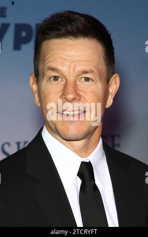 Las Vegas, Nevada, États-Unis. 13 décembre 2023 - Las Vegas, NV - Mark Wahlberg. Red Carpet première mondiale du film original d’Apple “The Family Plan“ au Chelsea au Cosmopolitan de Las Vegas. Crédit photo : MJT/AdMedia/MediaPunch crédit : MediaPunch Inc/Alamy Live News Banque D'Images