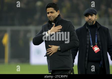 Le président du PSG, Nasser Al Khelaifi, rend hommage aux supporters à la suite du match de football de l'UEFA Champions League, Groupe F, opposant le Borussia Dortmund au Paris Saint-Germain, le 13 décembre 2023 au signal Iduna Park à Dortmund, en Allemagne Banque D'Images