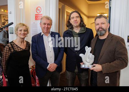 Gary Lightbody (2e à droite) avec le Dr Paul Mullan (2e à gauche), directeur pour l'Irlande du Nord à la Loterie nationale et les fondateurs de Open House Alison Gordon (à gauche) et Kieran Gilmore (à droite) au Bangor court House qui a été nommé projet de la Loterie nationale de l'année 2023. Date de la photo : lundi 14 décembre 2023. Banque D'Images