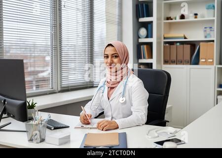Joyeuse médecin féminine dans le hijab Banque D'Images