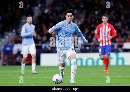 Madrid, Espagne. 13 décembre 2023. Daichi Kamada du Latium vu en action lors du match de l'UEFA Champions League 2023/24 entre l'Atletico de Madrid et le Latium au stade Civitas Metropolitano. Note finale : Atletico de Madrid 2 : 0 Latium (photo Guillermo Martinez/SOPA Images/Sipa USA) crédit : SIPA USA/Alamy Live News Banque D'Images