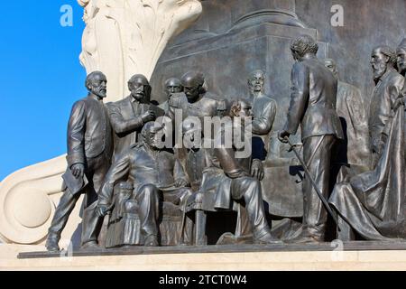 Gros plan du monument au comte hongrois Gyula Andrassy (1823-1890) à côté du bâtiment du Parlement hongrois à Budapest, Hongrie Banque D'Images