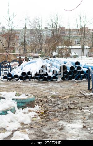 Tuyaux d'égout bleus. Nouveaux tuyaux en PVC pour l'approvisionnement en eau ou l'assainissement. Extension du système d'assainissement résidentiel. Mise au point sélective, faible profondeur de champ Banque D'Images