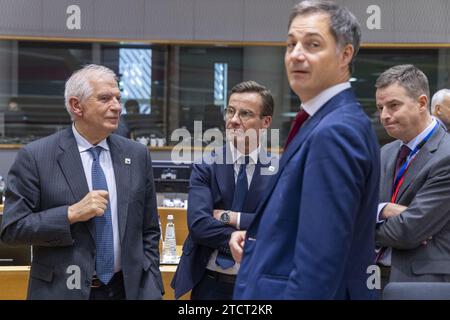 Bruxelles, Belgique. 14 décembre 2023. Josep Borrell Fontelles, haut représentant de l'Union pour les affaires étrangères et la politique de sécurité, le Premier ministre suédois Ulf Kristersson et le Premier ministre Alexander de Croo photographiés au début d'un sommet du conseil européen, à Bruxelles, le jeudi 14 décembre 2023. BELGA PHOTO NICOLAS MAETERLINCK crédit : Belga News Agency/Alamy Live News Banque D'Images