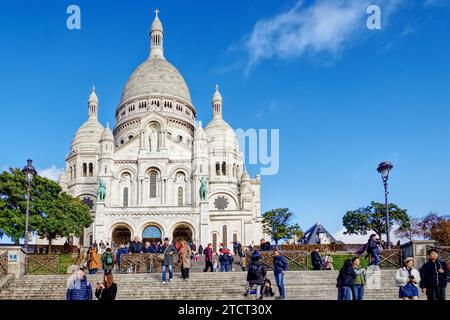 Les touristes montent les marches jusqu'à la basilique du Sacré-cœur, Montmartre, Paris, France - une église catholique romaine dédiée au Sacré-cœur de Jésus Banque D'Images