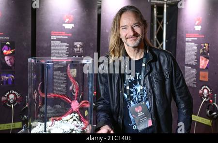 Stuttgart, Allemagne. 14 décembre 2023. Esben Horn, fondateur et initiateur de l'exposition itinérante 'Rock Fossils', se tient dans l'exposition au Musée d'Histoire naturelle de Löwentor à côté d'un modèle d'étoile serpent qui a vécu il y a 75 millions d'années. Des fossiles et des objets nommés en l'honneur des étoiles de la scène rocheuse et métallique sont exposés. Du 16.12.2023 au 16.06.2024, l’exposition sera présentée au Muséum d’Histoire naturelle de Stuttgart. Crédit : Bernd Weißbrod/dpa/Alamy Live News Banque D'Images