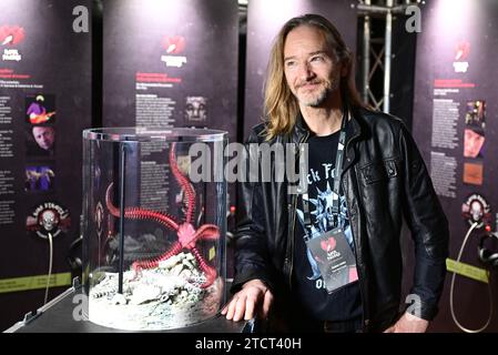 Stuttgart, Allemagne. 14 décembre 2023. Esben Horn, fondateur et initiateur de l'exposition itinérante 'Rock Fossils', se tient dans l'exposition au Musée d'Histoire naturelle de Löwentor à côté d'un modèle d'étoile serpent qui a vécu il y a 75 millions d'années. Des fossiles et des objets nommés en l'honneur des étoiles de la scène rocheuse et métallique sont exposés. Du 16.12.2023 au 16.06.2024, l’exposition sera présentée au Muséum d’Histoire naturelle de Stuttgart. Crédit : Bernd Weißbrod/dpa/Alamy Live News Banque D'Images